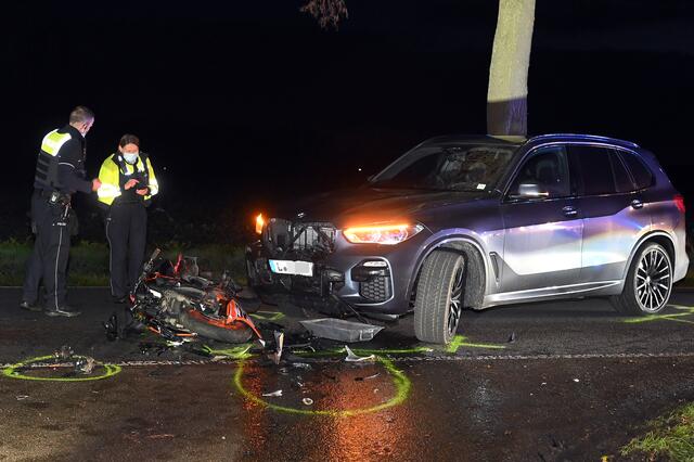 Bei einem schweren Verkehrsunfall kam es am späten Samstagnachmittag auf der Rhader Straße zwischen Dorsten Rhade und Reasfeld Erle in Höhe von Adelheids Spargelhaus zu dramatischen Szenen. | Foto: Bludau