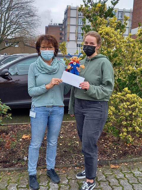 Oberkurs 19/22.B der Schule für Gesundheitsberufe Hellweg im katholischen Hospitalverbund.
Auf dem Bild von links: Monika Rebbert und Leoni Lucas (aus dem Oberkurs).
Bilquelle: Privat