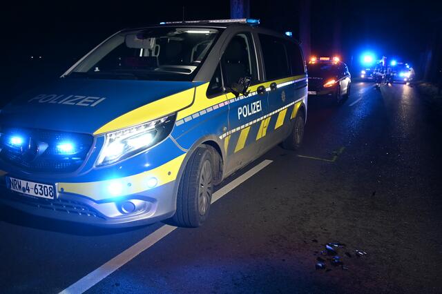 Bei einem schweren Verkehrsunfall kam es am späten Samstagnachmittag auf der Rhader Straße zwischen Dorsten Rhade und Reasfeld Erle in Höhe von Adelheids Spargelhaus zu dramatischen Szenen. | Foto: Bludau