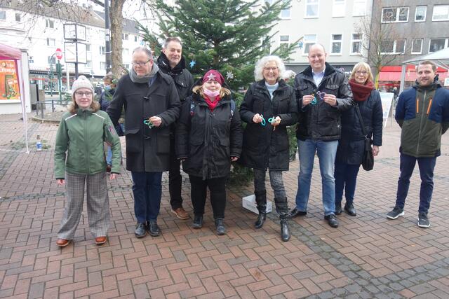 Ein Tannenbaum zieht an - viel Engagement steckt dahinter. Pure Freude von Inga Dominke Ratsfrau, Olaf Jasser SauFroh Sauberes Frohnhausen und Initiator, Dr. Reinhard Mieke, Viola Köhnen, Doris Eisenmenger, Bezirksbürgermeisterin, Matthias Hauer Bundestagsabgeordneter, Ellen Schröder Interessengemeinschaft, Christoph Winkler Stadtteilmoderation Frohnhausen.