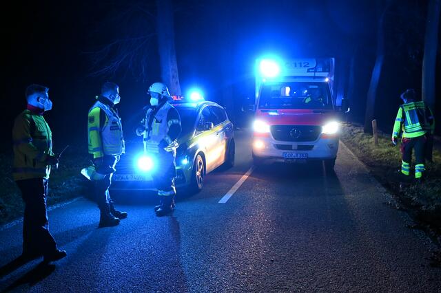 Bei einem schweren Verkehrsunfall kam es am späten Samstagnachmittag auf der Rhader Straße zwischen Dorsten Rhade und Reasfeld Erle in Höhe von Adelheids Spargelhaus zu dramatischen Szenen. | Foto: Bludau