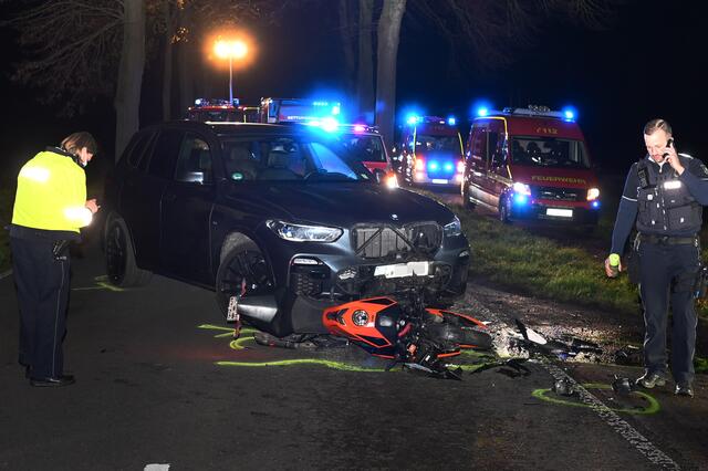 Bei einem schweren Verkehrsunfall kam es am späten Samstagnachmittag auf der Rhader Straße zwischen Dorsten Rhade und Reasfeld Erle in Höhe von Adelheids Spargelhaus zu dramatischen Szenen. | Foto: Bludau