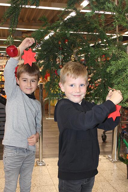 Mit der Aktion Wunschbaum will die Nachbarschaftshilfe "Marten aktiv" eine Weihnachtsgeschenk für Kinder aus benachteiligten Familien ermöglichen.