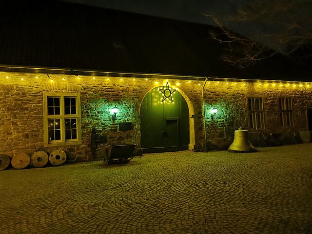 Auch der Schlosshof ist beleuchtet.