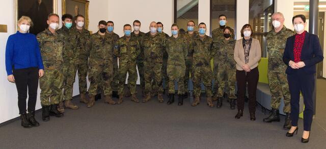 Landrätin Silke Gorißen (r.) begrüßte die 16 Soldatinnen und Soldaten der Bundeswehr im Klever Kreishaus. Die leitende Amtsärztin Dr. Martina Scherbaum (3.v.r.) und ihre Stellvertreterin Dr. Petra Dicks (l.) wiesen die Gruppe um Oberstabsfeldwebel André Abbema (2.v.r.) ein.