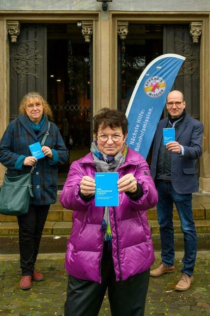 von links: Petra Peschke-Göbel, Abteilungsleiterin Soziale Dienste beim Sozialamt der Stadt Bochum, Britta Anger, Sozialdezernentin und Winfried Rottenecker, Diakon der Propsteipfarrei St. Peter und Paul. (Quelle: Stadt Bochum/Lutz Leitmann)