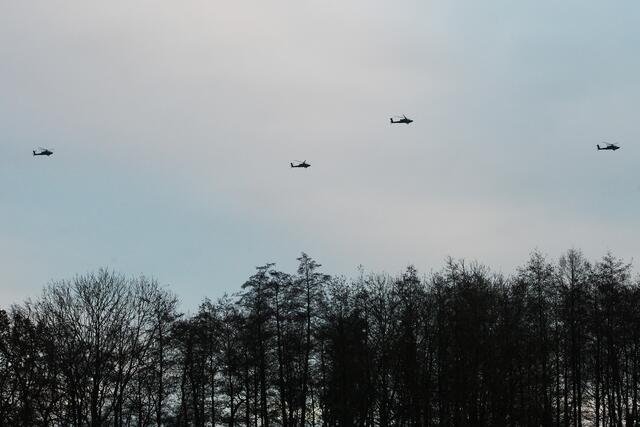 Die Apache-Hubschrauber flogen in einer Kette.
