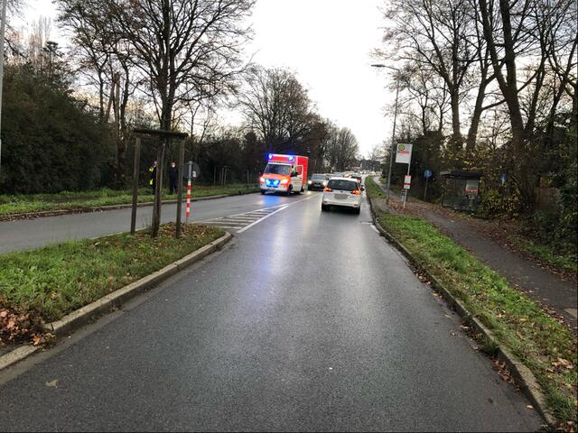 Bei einem Rückstau auf der Heiligenhauser Straße in Ratingen-Hösel wurden drei Fahrzeuginsassen bei einem Auffahrunfall leicht verletzt.