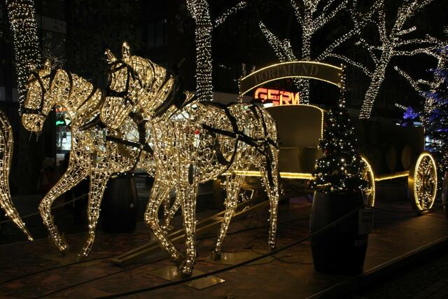 Auf "Zeit-Reise" durch die Weihnachtsstadt.Tolle Lichtkunst trifft auf größten Weihnachtsbaum der Welt in der Dortmunder Weihnachtsstadt.