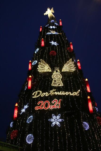 Auf "Zeit-Reise" durch die Weihnachtsstadt.Tolle Lichtkunst trifft auf größten Weihnachtsbaum der Welt in der Dortmunder Weihnachtsstadt.