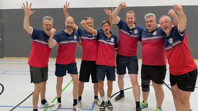 Die 3. Herren (v.l.:) Zens, Servos, Kral(MF), Steinebach, Hein, Schneller, Conrad freuen sich ausgelassen über das harterkämpfte Remis,