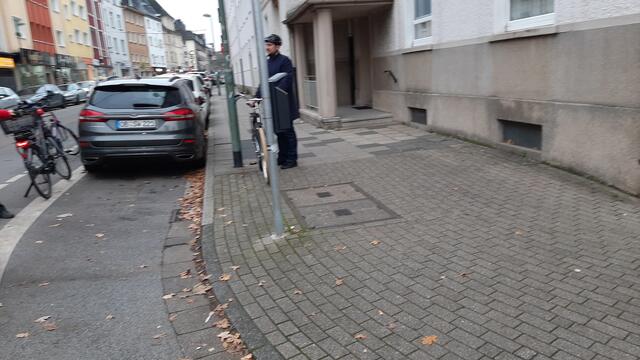 An vielen Stellen entlang der Fahrradstraßen gibt es Plätze, an denen Fahrradbügel in mehrfacher Hinsicht sinnvoll aufgestellt wären, wie hier an der Kreuzung Simsonstraße.