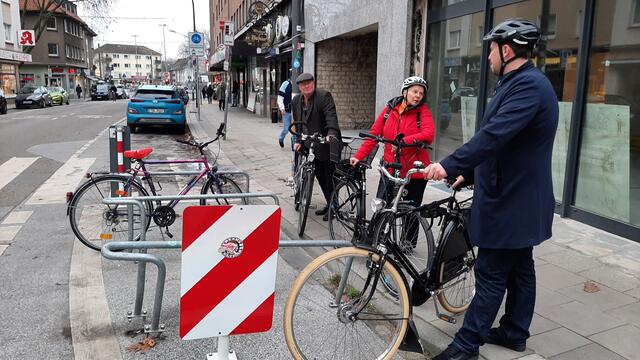 An der Kreuzung Gemarken- und Schongauerstraße sind die Fahrradbügel gut sichtbar vor dem Zebrastreifen aufgestellt. Leider haben einige motorisierte Kraftfahrer*innen das Warnschild und die Fahrradbügel schon ramponiert.