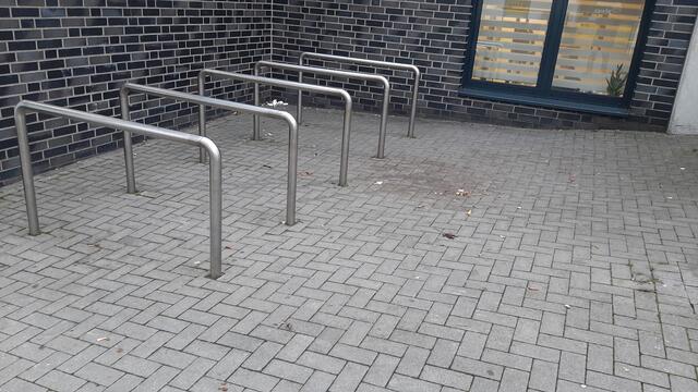 Wie hier bei ALDI an der Keplerstraße sind einfach bessere Fahrradbügel angebracht. Der Stadt zur Nachahmung empfohlen.