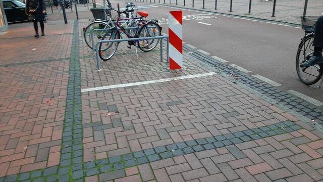 Besonders „sinnig“ ist die Installation der Fahrradbügel über anderthalb Parkboxen vor dem ehemaligen Geschäft Ernstings Family.