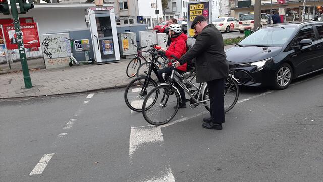Eine Problemzone für Radfahrer*innen ist der Kreuzungsbereich am Gemarkenplatz, da hier bislang keine Aufstellzonen für Radfahrende vorhanden sind. Das ist besonders für links abbiegende Radfahrer*innen gefährlich, die von der Kahrstraße kommend links auf die Holsterhauserstraße abbiegen möchten, weil die Kraftfahrzeuge vor ihnen halten und sie an die Seite drängen. Außerdem sind auf der Seite der Kahrstraße die Haltelinien schon so stark abgefahren, dass bei dem nächsten „Aufstrich“ dieser Mangel behoben werden kann.