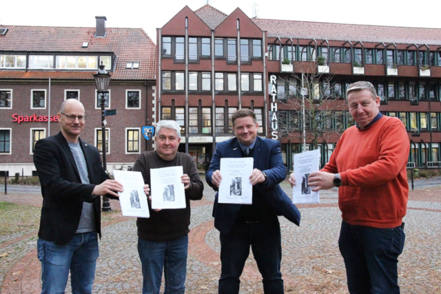: Freuen sich, die neue Jahrespublikation aus dem Stadtarchiv der Öffentlichkeit präsentieren zu können: Jürgen Schröder (Fachbereichsleiter Interne Dienste, von links), Stadtarchivar Gregor Husmann, Bürgermeister Andreas Stegemann und Kämmerer Dirk Meussen.