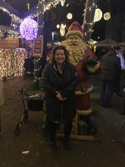 An meinem Geburtstag drehte ich eine kleine Runde auf dem Weihnachtsmarkt am Münsterplatz in Düsseldorf-Derendorf (dort in der Nähe habe ich über 20 Jahre gewohnt)!
*
