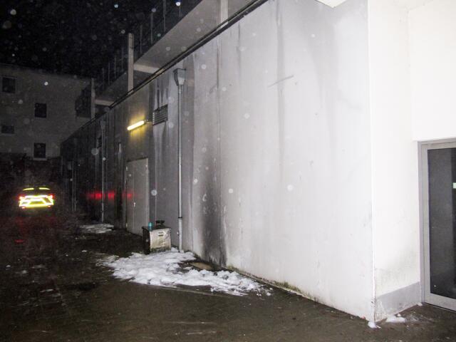 Bei einem Kellerbrand in einem Mehrfamilienhaus an der Heiligenhauser Straße in Velbert, bei dem drei Anwohner leicht verletzt wurden, wurde der Innenhof des MFH durch den Brand beschädigt. | Foto: Symbolbild zur Verfügung gestellt von: Kreispolizei Mettmann