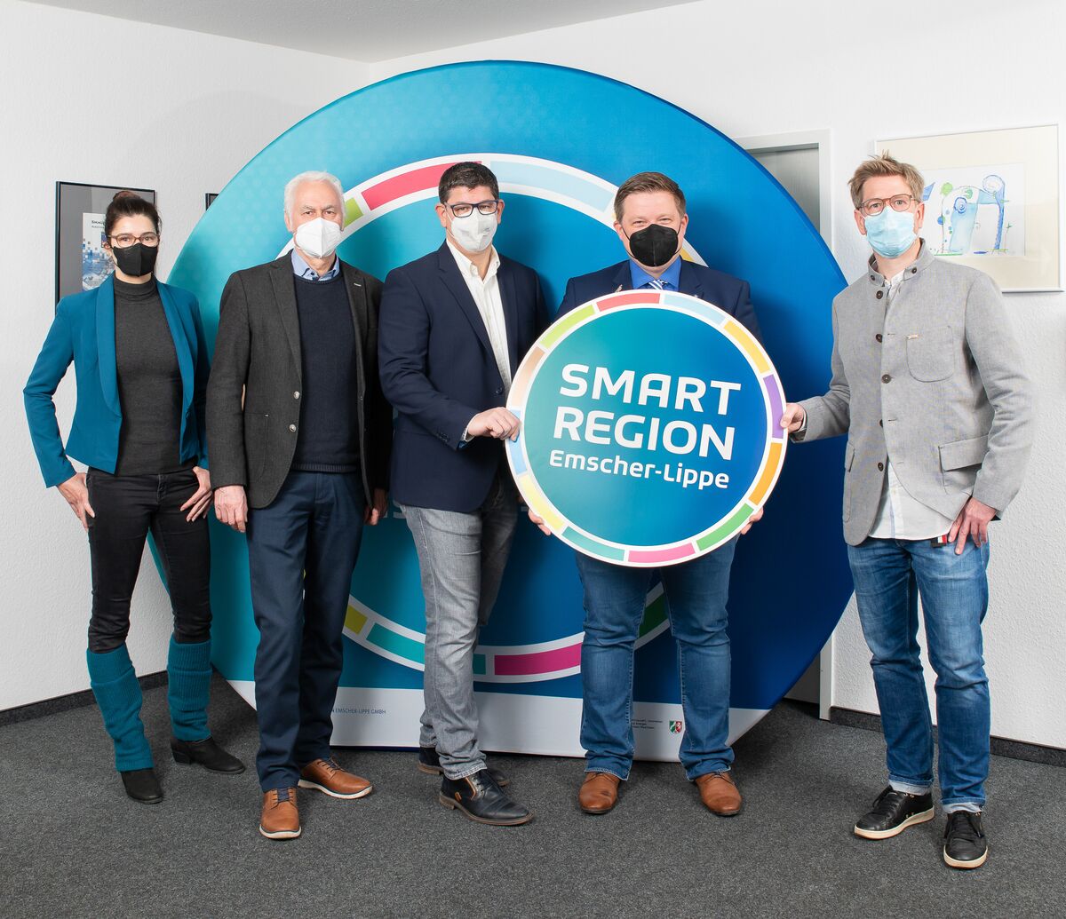 v.l.n.r.: Natalie Schulz (SMART REGION Emscher-Lippe), Bernd Groß (Geschäftsführer WiN Emscher-Lippe GmbH), Dietmar Hauling (Geschäftsführer GIS Consult GmbH), Bürgermeister Andreas Stegemann und Daniel Spitzenberger (SMART REGION Emscher-Lippe) setzen sich in der SMART REGION Emscher-Lippe dafür ein, dass sich Kommunen und Unternehmen als Teil eines digitalen Ökosystems begreifen. Foto: RDN/Mucha
