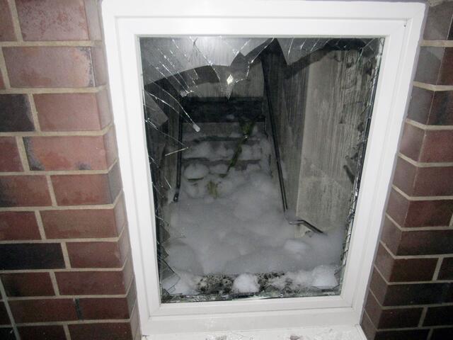 Bei einem Kellerbrand in einem Mehrfamilienhaus an der Heiligenhauser Straße in Velbert, bei dem drei Anwohner leicht verletzt wurden, musste das Untergeschoss zur Brandbekämpfung mit Schaum geflutet werden. | Foto: Symbolbild zur Verfügung gestellt von: Kreispolizei Mettmann