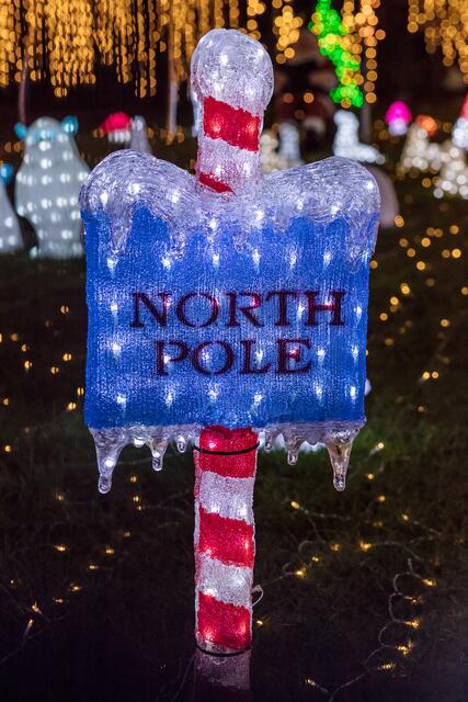 Der Nordpol als Heimat des Weihnachtsmannes darf nicht fehlen bei der Dekoration  | Foto: Frank Laumen