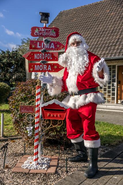 Einweihung des Weihnachtsbriefkastens in Neuss-Hoisten im Oktober 2021- Briefe an den Weihnachtsmann werden ab jetzt individuell beantwortet vom Weihnachtsmann höchstpersönlich. | Foto: Frank Laumen