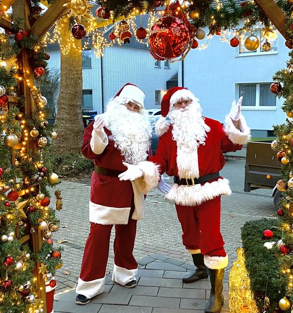 Zwei Weihnachtsmänner beim Fachsimpeln im Weihnachtshaus Oberhausen 