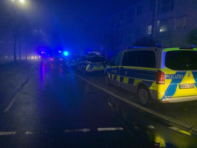 Brandstiftung soll die Ursache für den Kellerbrand in einem Mehrfamilienhaus an der Heiligenhauser Straße in Velbert sein, bei dem drei Anwohner leicht verletzt wurden. | Foto: Zur Verfügung gestellt von: Feuerwehr Velbert