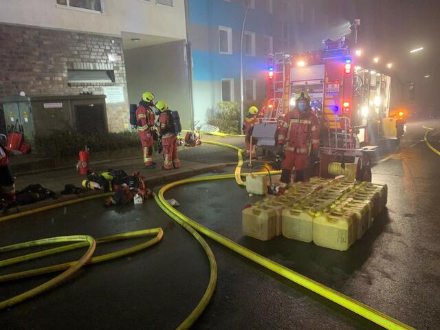 Brandstiftung soll die Ursache für den Kellerbrand in einem Mehrfamilienhaus an der Heiligenhauser Straße in Velbert sein, bei dem drei Anwohner leicht verletzt wurden. | Foto: Zur Verfügung gestellt von: Feuerwehr Velbert