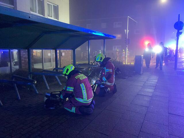 Brandstiftung soll die Ursache für den Kellerbrand in einem Mehrfamilienhaus an der Heiligenhauser Straße in Velbert sein, bei dem drei Anwohner leicht verletzt wurden. | Foto: Zur Verfügung gestellt von: Feuerwehr Velbert