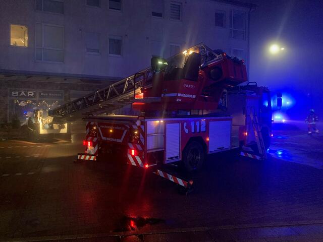 Brandstiftung soll die Ursache für den Kellerbrand in einem Mehrfamilienhaus an der Heiligenhauser Straße in Velbert sein, bei dem drei Anwohner leicht verletzt wurden. | Foto: Zur Verfügung gestellt von: Feuerwehr Velbert