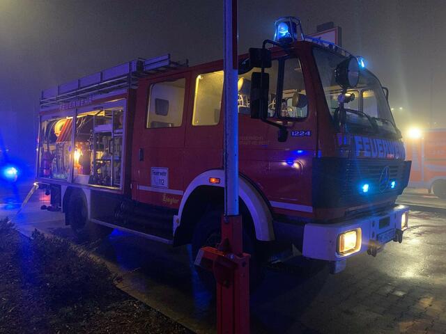 Brandstiftung soll die Ursache für den Kellerbrand in einem Mehrfamilienhaus an der Heiligenhauser Straße in Velbert sein, bei dem drei Anwohner leicht verletzt wurden. | Foto: Zur Verfügung gestellt von: Feuerwehr Velbert