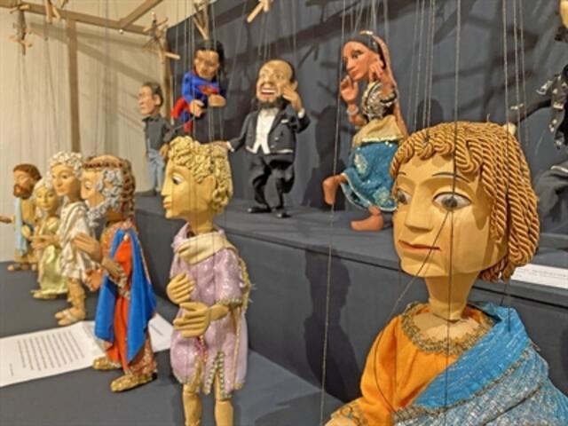 Eintauchen in die Geschichte des deutschen Marionettentheaters ist in der Sonderausstellung "Vorhang auf! Marionetten" auf der Burg Altena und im Deutschen Drahtmuseum möglich. Foto: Hannah Heyn/Märkischer Kreis