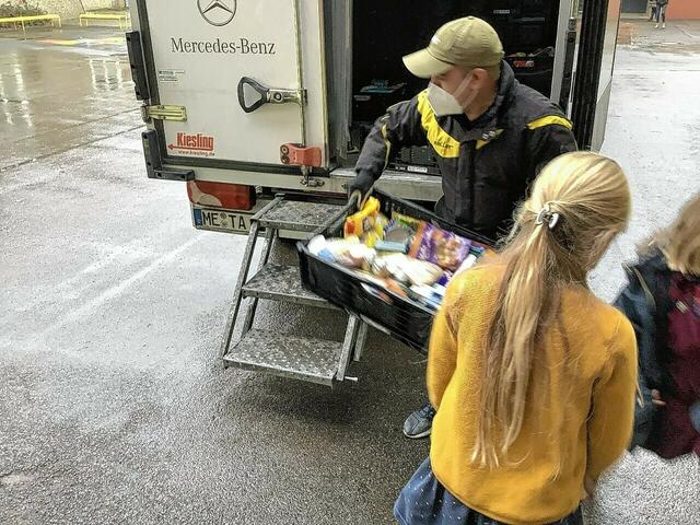Mit einem Spendenprojekt unterstützte die Wilhelm-Busch-Schule erneut die Ratinger Tafel. Dazu brachten die Schulkinder auf freiwilliger Basis ein bis zwei Packungen Lebensmittel oder Hygieneartikel mit in die Schule, wo sie gesammelt wurden. | Foto: Zur Verfügung gestellt von: Katja Ruhrländer/Wilhelm-Busch-Schule Ratingen