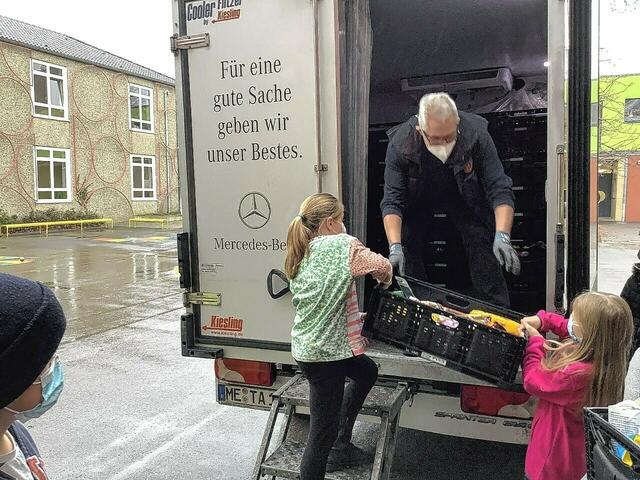 Mit einem Spendenprojekt unterstützte die Wilhelm-Busch-Schule erneut die Ratinger Tafel. Dazu brachten die Schulkinder auf freiwilliger Basis ein bis zwei Packungen Lebensmittel oder Hygieneartikel mit in die Schule, wo sie gesammelt wurden. | Foto: Zur Verfügung gestellt von: Katja Ruhrländer/Wilhelm-Busch-Schule Ratingen