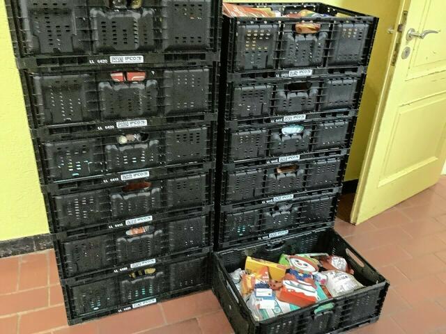 Mit einem Spendenprojekt unterstützte die Wilhelm-Busch-Schule erneut die Ratinger Tafel. Dazu brachten die Schulkinder auf freiwilliger Basis ein bis zwei Packungen Lebensmittel oder Hygieneartikel mit in die Schule, wo sie gesammelt wurden. | Foto: Zur Verfügung gestellt von: Katja Ruhrländer/Wilhelm-Busch-Schule Ratingen