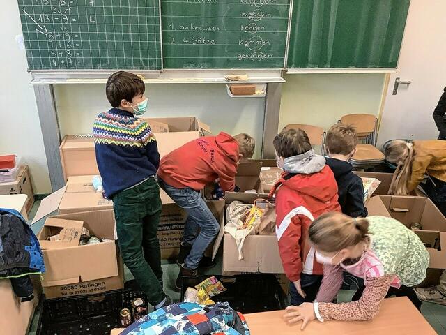 Mit einem Spendenprojekt unterstützte die Wilhelm-Busch-Schule erneut die Ratinger Tafel. Dazu brachten die Schulkinder auf freiwilliger Basis ein bis zwei Packungen Lebensmittel oder Hygieneartikel mit in die Schule, wo sie gesammelt wurden. | Foto: Zur Verfügung gestellt von: Katja Ruhrländer/Wilhelm-Busch-Schule Ratingen
