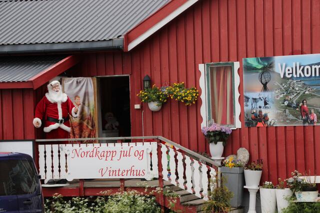 Hönigsvåg; Das winzig kleine und nördlichste Fischerdorf der Welt. Da ist ja der Weihnachtsmann.