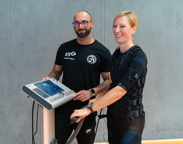 EMS-Training war von Anfang an ein sportlicher Baustein im VSGfit 21. Hier mit den Trainern Maurizio Sterlacci und Nicole Strohschänk.