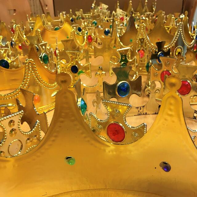 Der „Kopfschmuck“ glänzt. Die Sternsinger sind wieder unterwegs, aufgrund der Pandemie allerdings erneut anders und auch länger als vor Corona. Das Kindermissionswerk „Die Sternsinger“ und die Deutsche Bischofskonferenz haben sich darauf verständigt, die Sternsingeraktion 2022 bis zum 2. Februar zu verlängern.  | Foto: Reiner Terhorst