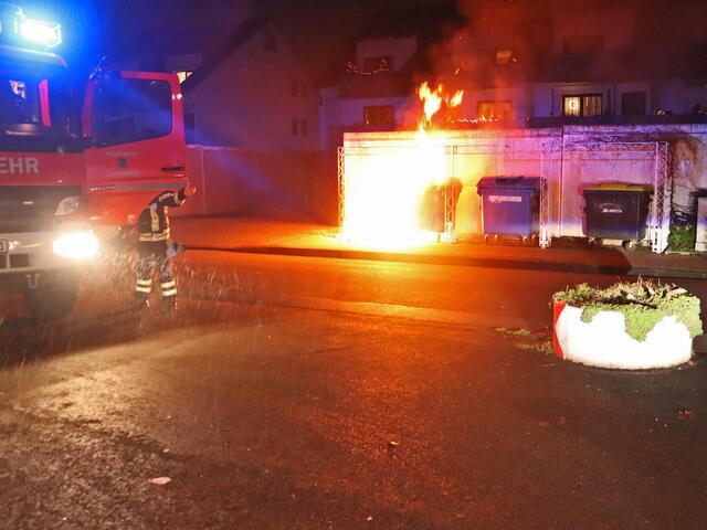 In der Silvesternacht ereigneten sich in Langenfeld zwei bislang noch ungeklärte Brandgeschehen, die aktuell noch Gegenstand weiterer Ermittlungen beim zuständigen Kriminalkommissariat sind. Hier: Der Containerbrand Rilkeweg/Schillerstraße.