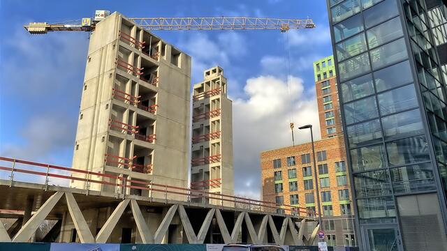 Es wird weiter gebaut an der Speditionsstraße; rechts "Win Win". | Foto: © Margot Klütsch