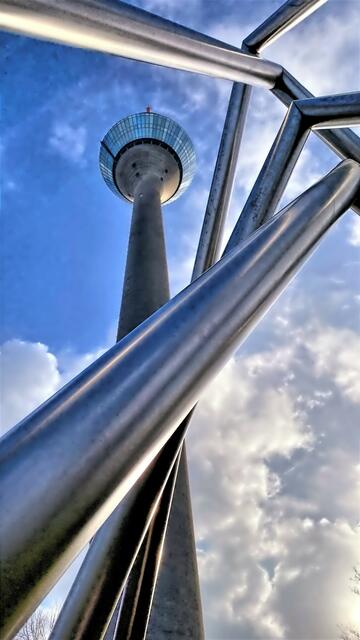 Rheinturm mit Energiepyramide | Foto: © Margot Klütsch