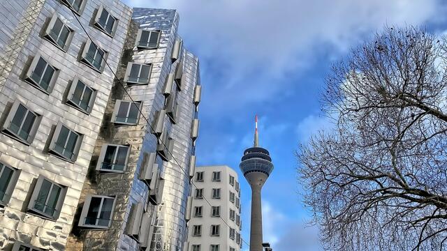Gehry-Bauten und Rheinturm | Foto: © Margot Klütsch