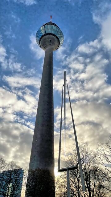 Rheinturm mit kinetischer Plastik von George Rickey | Foto: © Margot Klütsch