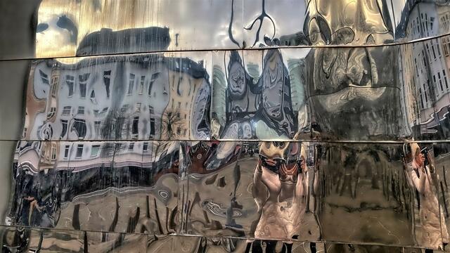 Spiegelung im Gehry-Gebäude am Zollhof 2 | Foto: © Margot Klütsch