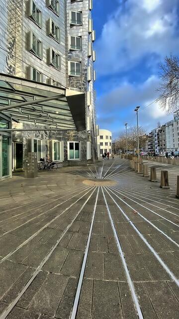 Zollhof 2. Hier treffen sich sechzig Edelstahlstreifen, die die gesamte Plaza durchziehen. | Foto: © Margot Klütsch