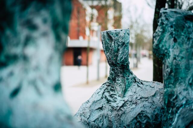 Kamen ist bereit für Dialoge und hier kann man sie belauschen