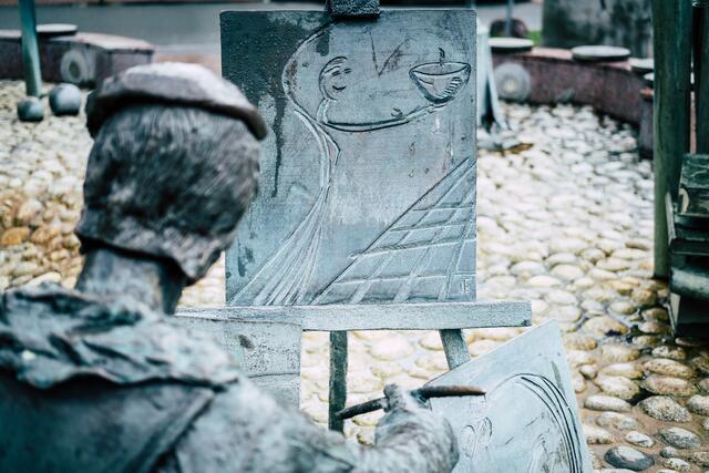 Schulterblick lohnt sich hier, sehr geduldig der Künstler 